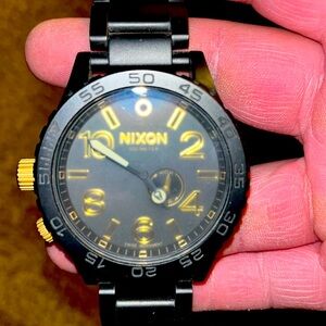 Black and gold Men’s Nixon 51-30 used good condition